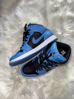AIR JORDAN 1 MID ~ UNIVERSITY BLUE/BLACK